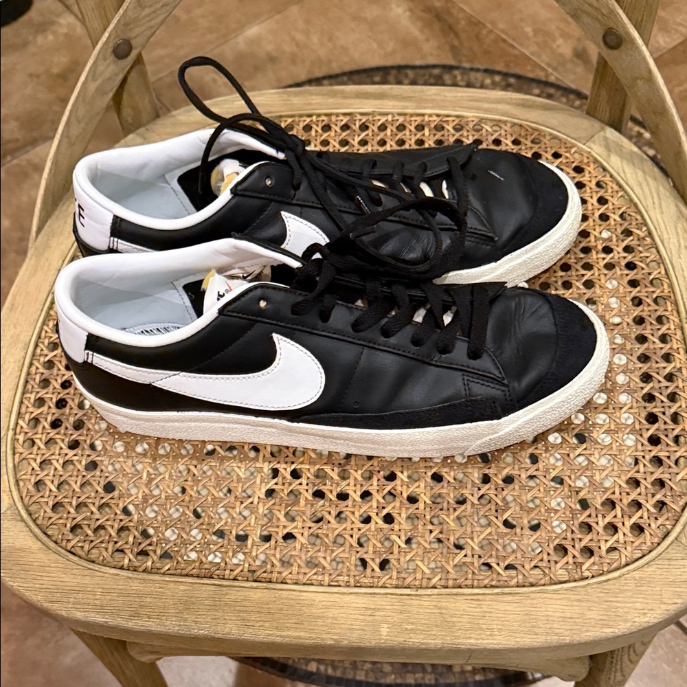 Nike Men's Black and White Sneakers